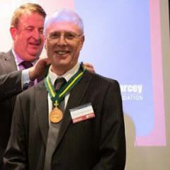 CSIRO’s Nigel Warren (left) presented Professor Abramson (centre) with the Pearcey Medal, as foundation chairman Wayne Fitzsimmons (right) looked on.